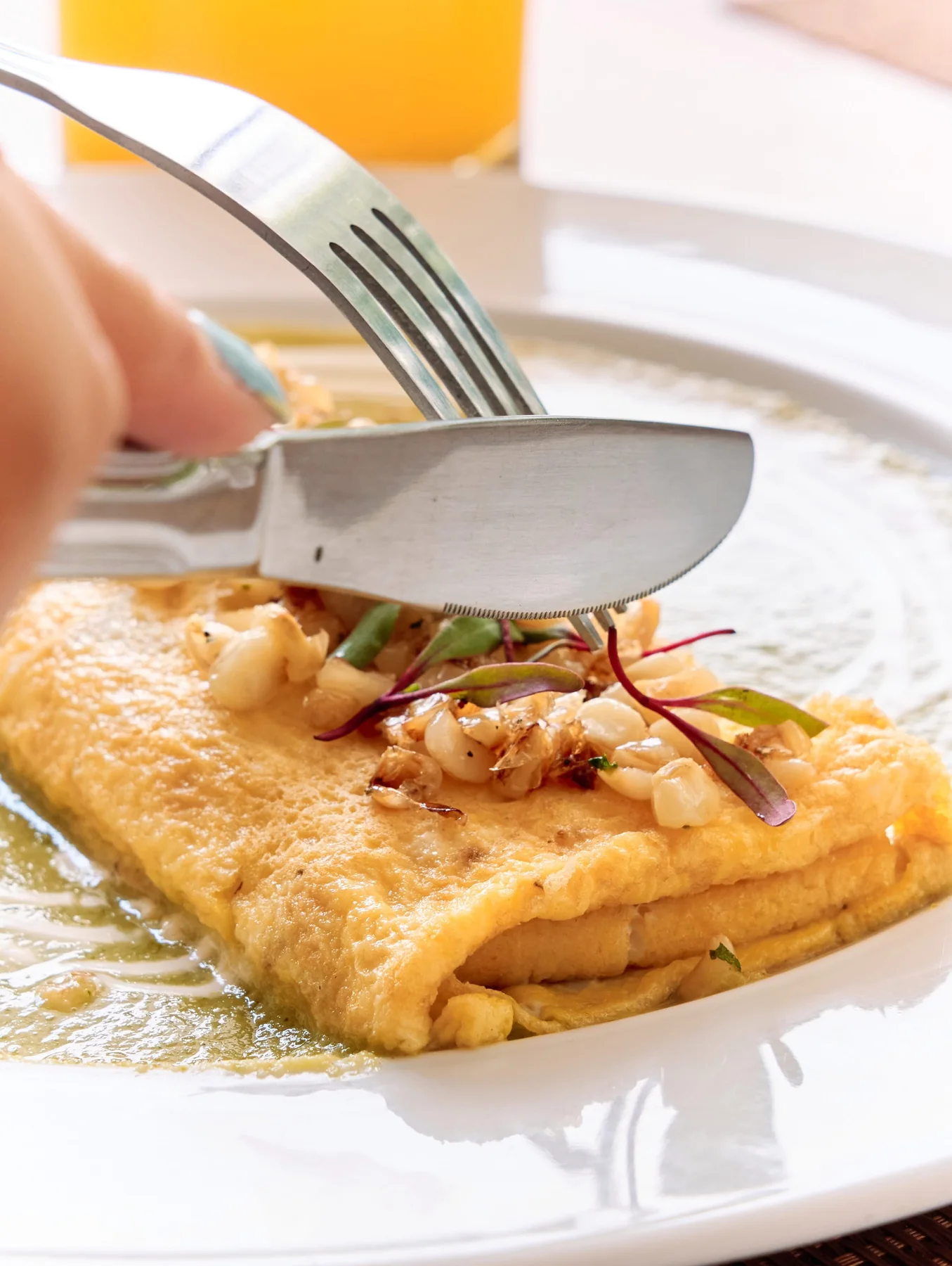 Platillo de desayuno servido con salsa verde
